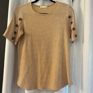 Retrology shirt with button detail on the sleeves